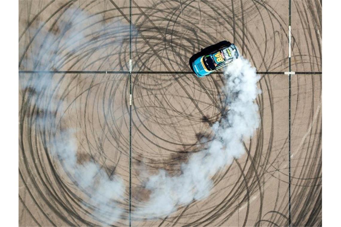 Verkehrsexperte warnt: Driften ist gefährlich Max Heidrich, professioneller Driftfahrer, steuert im Rahmen einer Vorführung seinen Rennwagen durch die Baggerstadt Ferropolis in Sachsen-Anhalt. Foto: Jan Woitas/dpa-Zentralbild/dpa