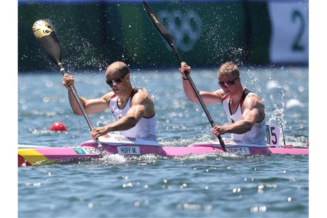 Max Hoff (l) und Jacob Schopf haben im olympischen Finale Silber geholt. Foto: Jan Woitas/dpa