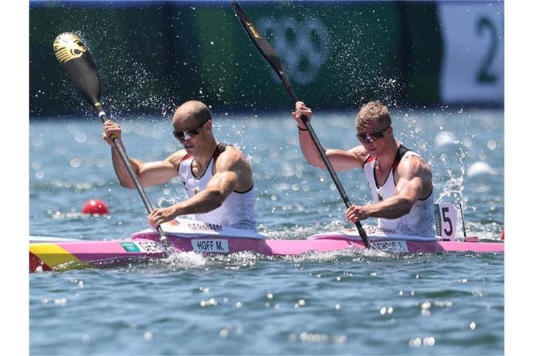 Max Hoff (l) und Jacob Schopf haben im olympischen Finale Silber geholt. Foto: Jan Woitas/dpa