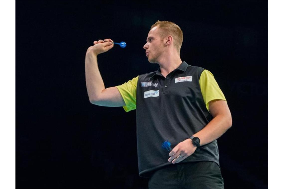 Max Hopp ist bei der Darts-EM in Oberhausen bereits in der ersten Runde ausgeschieden. Foto: Daniel Bockwoldt/dpa