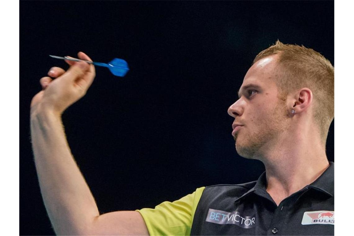 Max Hopp will bei der Darts-WM die nächste Runde erreichen. Foto: Daniel Bockwoldt/dpa