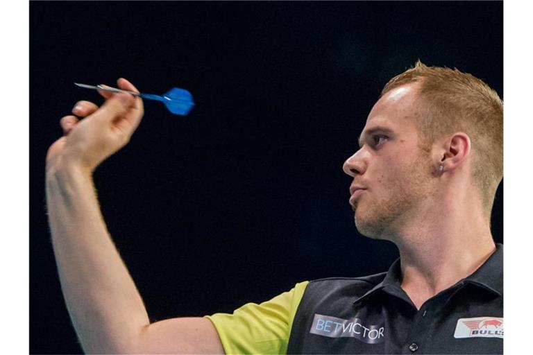 Max Hopp will bei der Darts-WM die nächste Runde erreichen. Foto: Daniel Bockwoldt/dpa