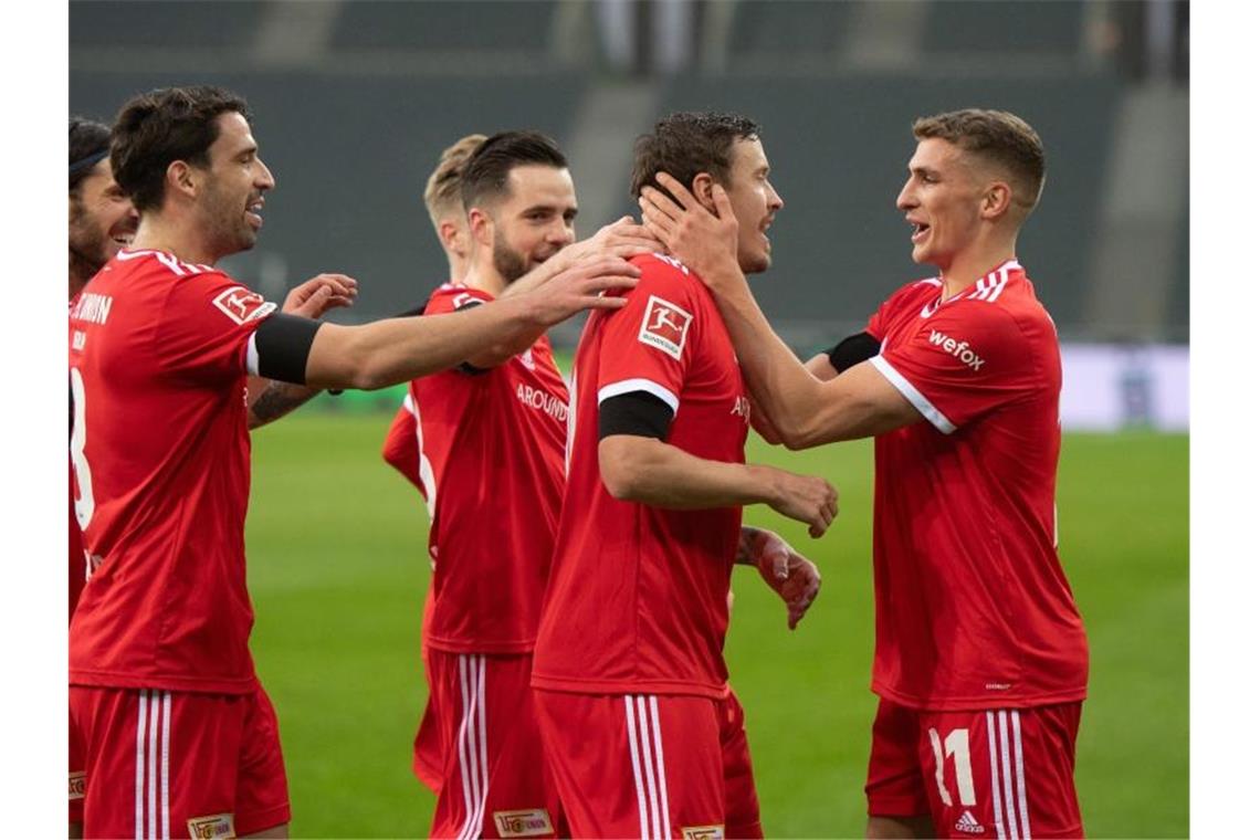 BVB siegt, Pleite für Gladbach - Fürth gewinnt gegen Mainz Max Kruse (2.v.r.) schoss Union mit einem Doppelpack zum Sieg. Foto: Bernd Thissen/dpa