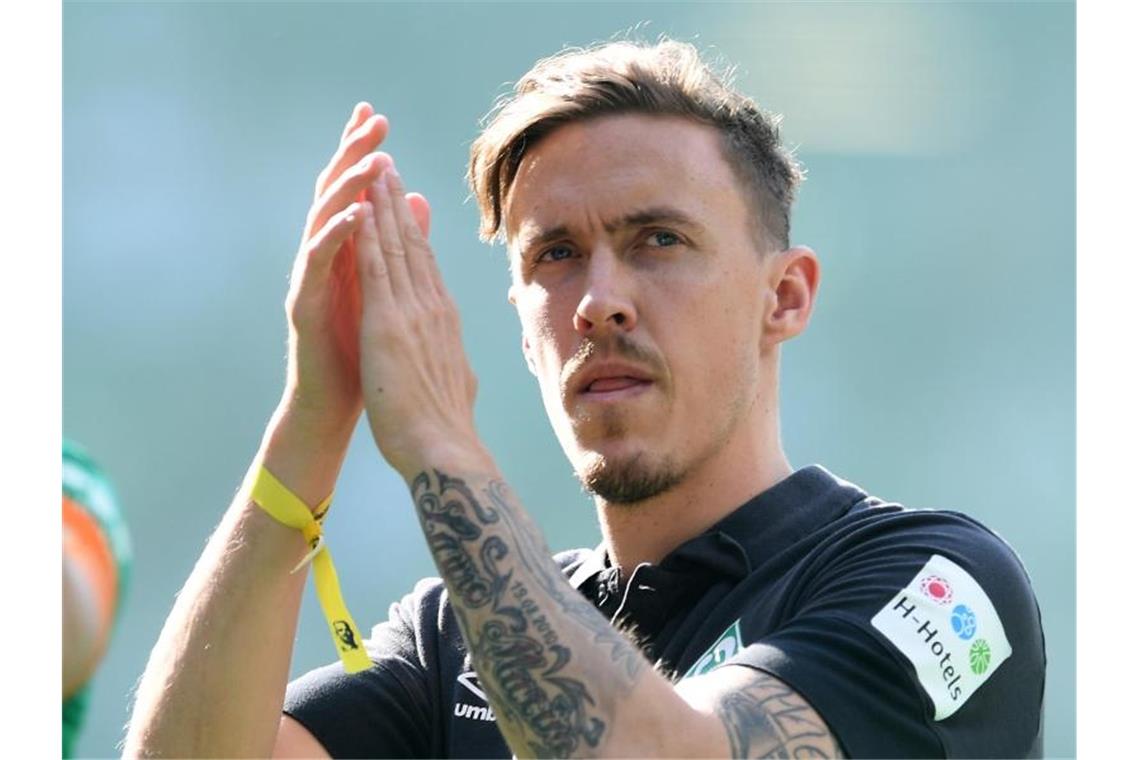 Max Kruse bedankt sich nach Spielende bei den Fans. Foto: Carmen Jaspersen/dpa/Archivbild