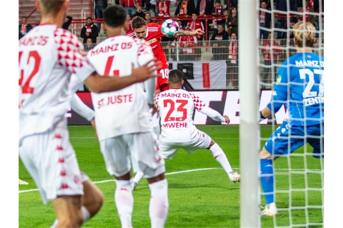 Max Kruse (M/hinten) trifft für Union Berlin zum 1:0 gegen Torwart Robin Zentner (r) vom FSV Mainz 05. Foto: Andreas Gora/dpa