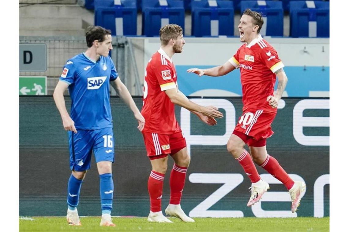 Union holt Auswärtssieg in Hoffenheim und ist nun Siebter Max Kruse (r) jubelt über seinen verwandelten Elfmeter zum 1:0 für Union Berlin. Foto: Uwe Anspach/dpa
