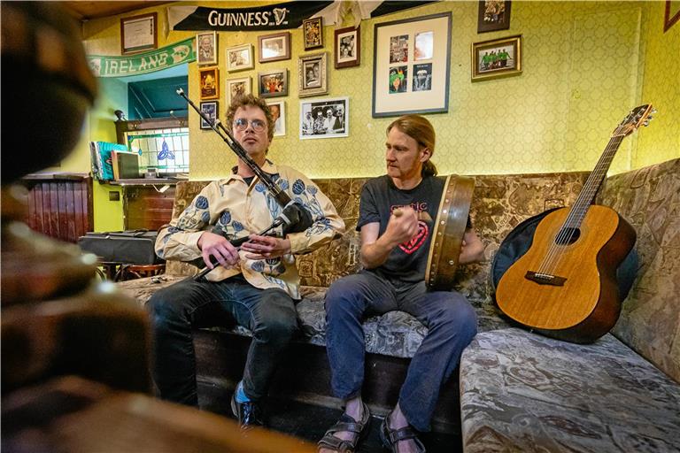 Max Maier am Dudelsack und Paul Rougieux an der Gitarre regen das Publikum gerne zum Mitsingen an. Fotos: Alexander Becher