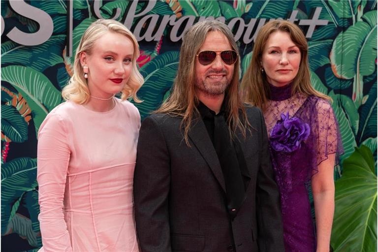 Max Martin (Mitte) bei den Tony Awards 2023, gemeinsam mit seiner Tochter Doris Sandberg (l.) und Ehefrau Jenny Pettersson.