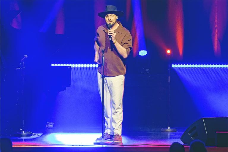 Max Mutzke versteht es, das Publikum mitzunehmen. „Ihr klingt wie Engelsstimmen...“, lobt er die Gäste im Bürgerhaus. Foto: Alexander Becher