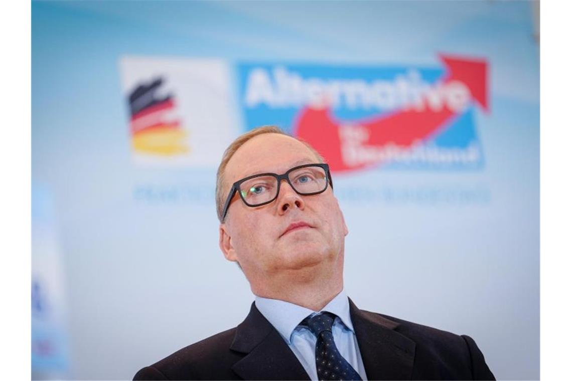 Max Otte, Vorsitzender der Werteunion und CDU-Parteimitglied, nimmt an einer Pressekonferenz der AfD zu Beginn der AfD-Fraktionssitzung im Reichtagsgebäude teil. Otte tritt für die AfD als Bundespräsidentenkandidat an. Foto: Kay Nietfeld/dpa