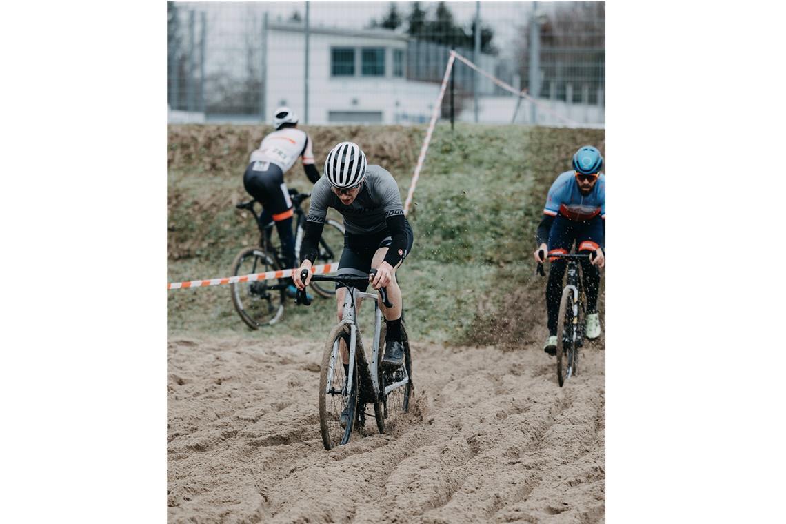Max Pfeil fährt auch die schmalen Reifen Max Pfeil quält sich im Winter mit dem Rennrad durch Sand und Schlamm, um im Frühjahr fit zu sein, wenn’s mit dem Mountainbike wieder im Höllentempo bergab geht. Foto: Nina Ludwig