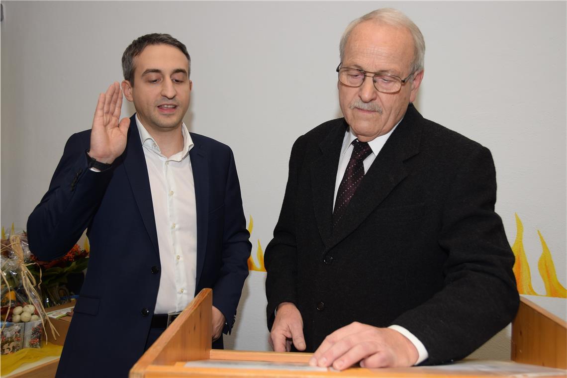 Max Schäfer ins Bürgermeisteramt eingesetzt Max Schäfer (links) wird durch Gemeinderat Heinz Bauer verpflichtet. Foto: Elisabeth Klaper