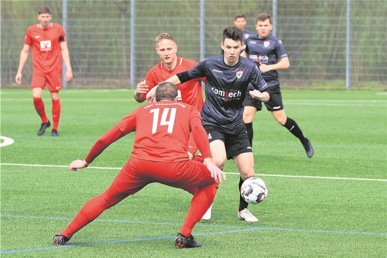 Max Scholze (am Ball) spielt mit dem SV Allmersbach beim TV Oeffingen. Foto: T. Sellmaier
