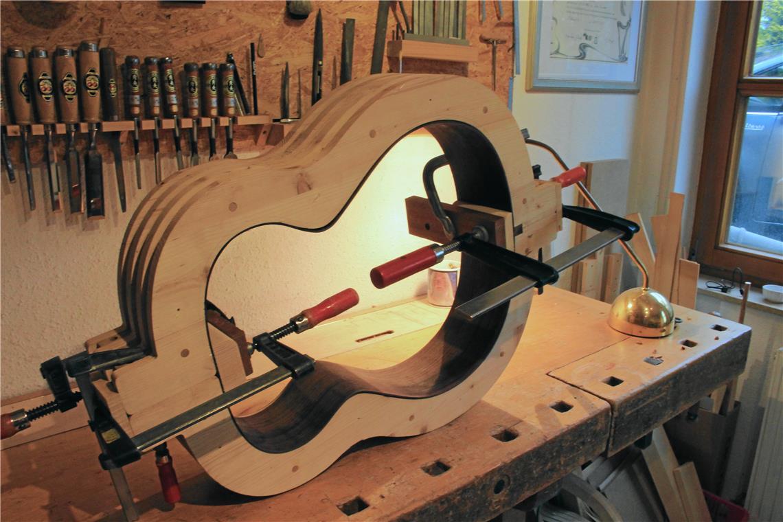 Max Schröders Lieblingsgitarre (siehe Foto oben) hat der Weissacher Instrumentenbauer Pascal Wolke angefertigt. Foto: Jürgen Schröder 