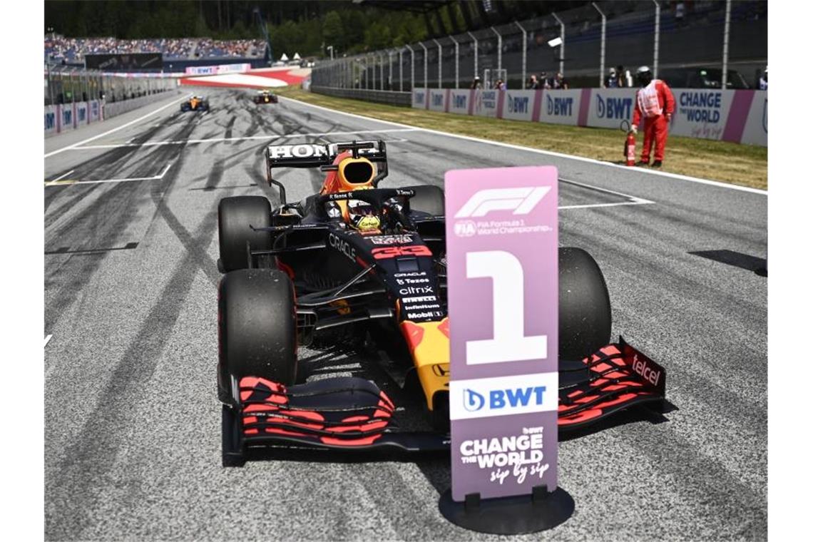 Verstappen in Österreich wieder vorn - Hamilton nur Vierter Max Verstappen aus den Niederlanden geht am Sonntag von Startplatz eins in das Rennen um den Großen Preis von Österreich. Foto: Christian Bruna/Pool EPA/AP/dpa