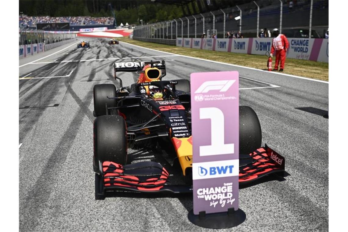 Max Verstappen aus den Niederlanden geht am Sonntag von Startplatz eins in das Rennen um den Großen Preis von Österreich. Foto: Christian Bruna/Pool EPA/AP/dpa