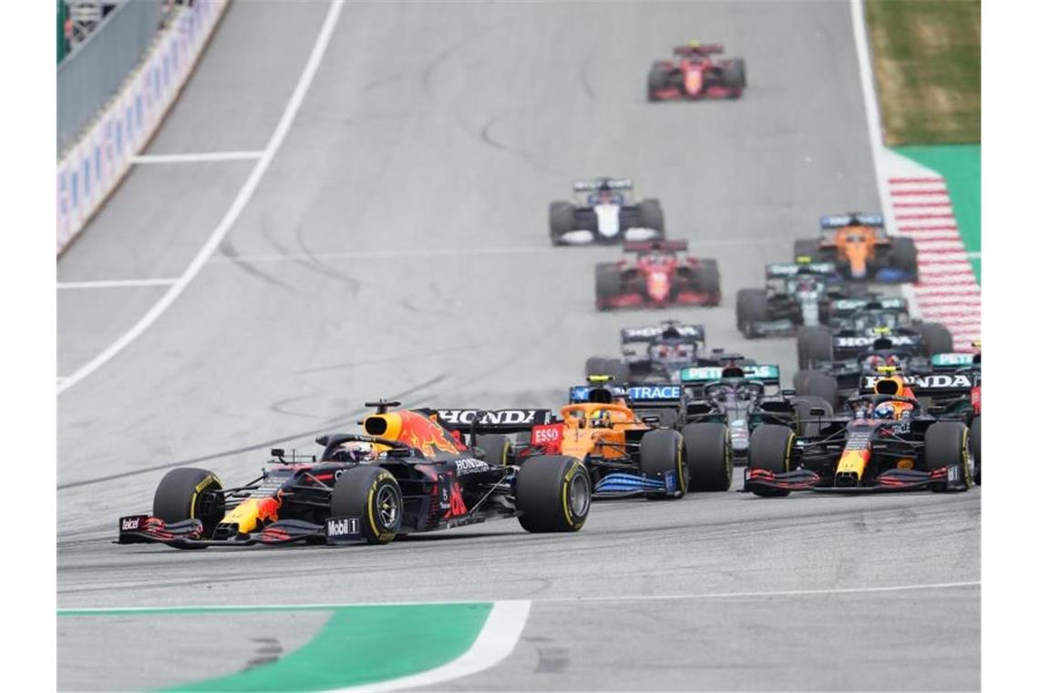 Oranje-Party in Spielberg: Verstappen voll auf Titelkurs Max Verstappen behauptete Platz eins auch nach dem Rennstart. Foto: Georg Hochmuth/APA/dpa
