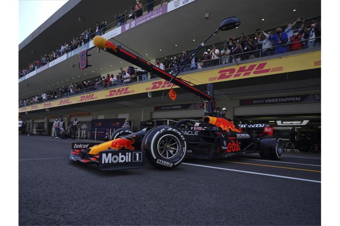 Im Staub von Mexiko: Verstappen hängt Hamilton ab Max Verstappen hat das zweite Training zum Großen Preis von Mexiko dominiert. Foto: Fernando Llano/AP/dpa