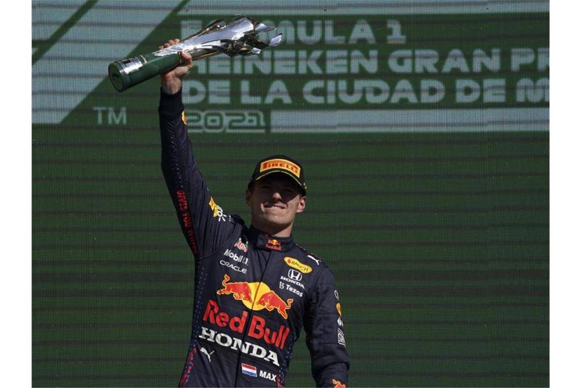 Max Verstappen jubelt auf dem Podium über seinen Sieg. Foto: Fernando Llano/AP/dpa