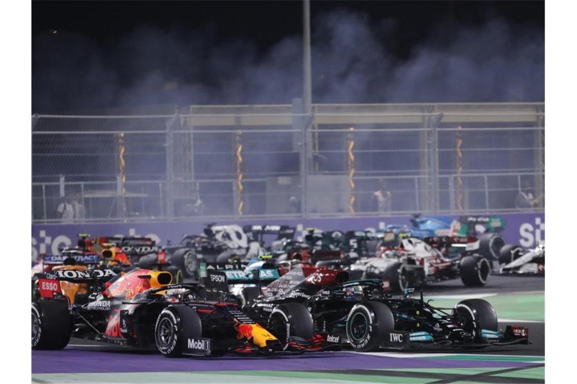 Max Verstappen (l) und Lewis Hamilton lieferten sich in Saudi-Arabien mehrere enge Duelle. Foto: Amr Nabil/AP/dpa