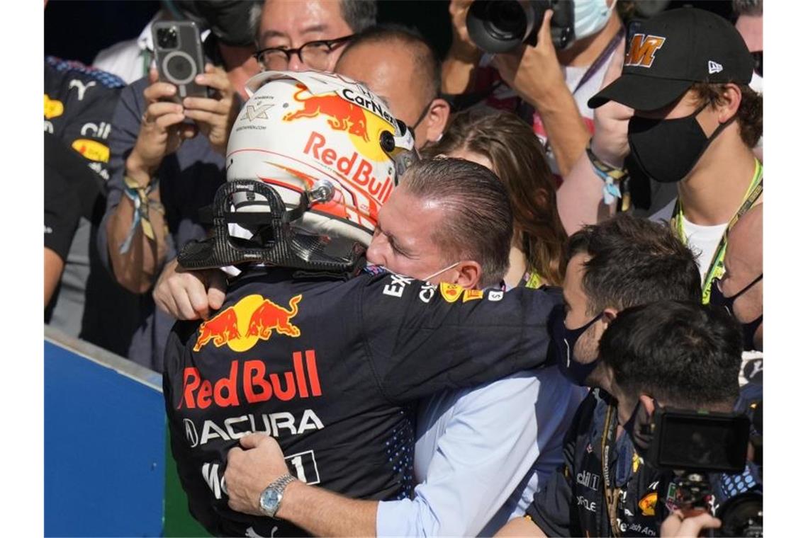 Max Verstappen (l) wird nach dem Sieg in den USA von seinem Vater Jos umarmt. Foto: Nick Didlick/AP/dpa