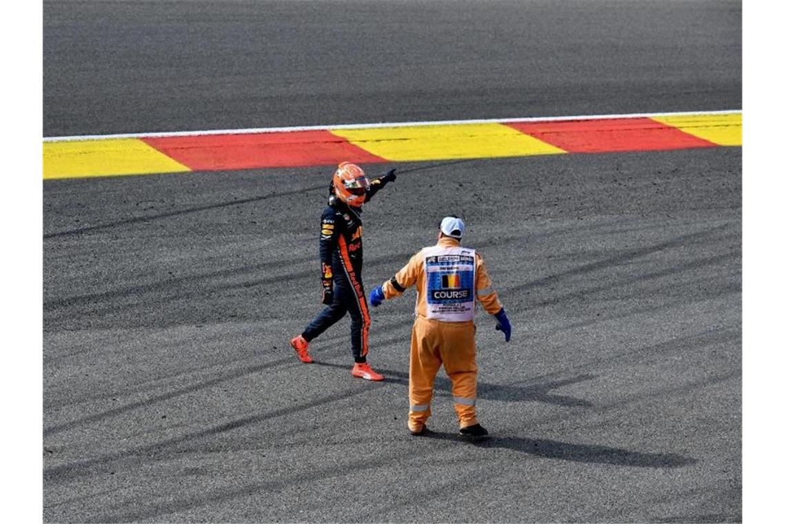 Max Verstappen (l) wütet nach seinem Aus in der ersten Runde. Foto: Nicolas Lambert/BELGA
