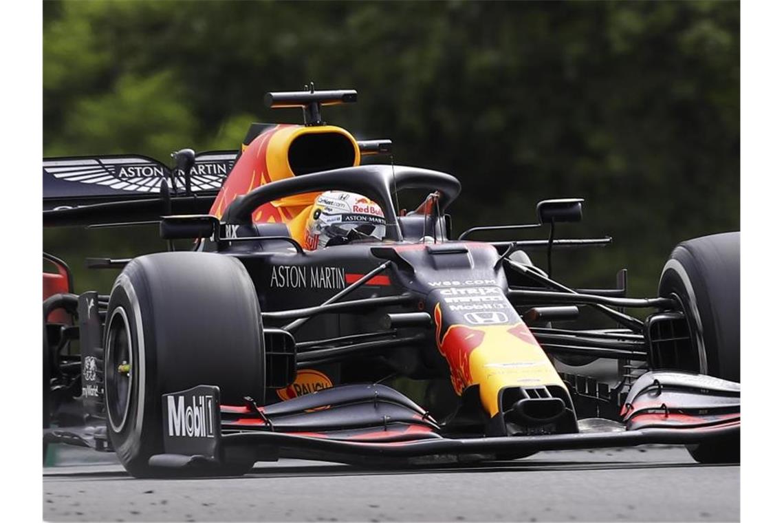 Max Verstappen landete mit seinem Red Bull hinter Lewis Hamilton auf Platz zwei. Foto: Mark Thompson/Pool Getty/dpa