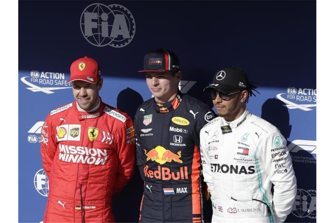 Max Verstappen (M) startet von der Pole Position aus, vor Sebastian Vettel und Lewis Hamilton. Foto: Silvia Izquierdo/AP/dpa