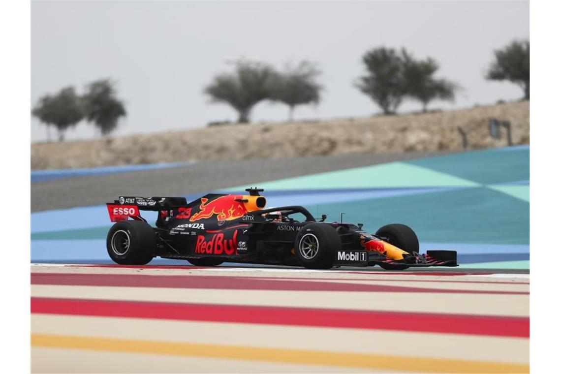 Verstappen in Hamiltons Rückspiegel: Qualifying in Bahrain Max Verstappen präsentierte sich im Training als ernsthafter Konkurrent von Lewis Hamilton. Foto: Kamran Jebreili/Pool AP/dpa