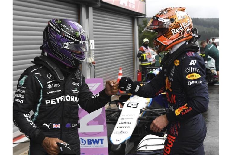 Max Verstappen (r) und Lewis Hamilton liefern sich einen spannenden Kampf um die Gesamtwertung. Foto: John Thys/Pool AFP/AP/dpa