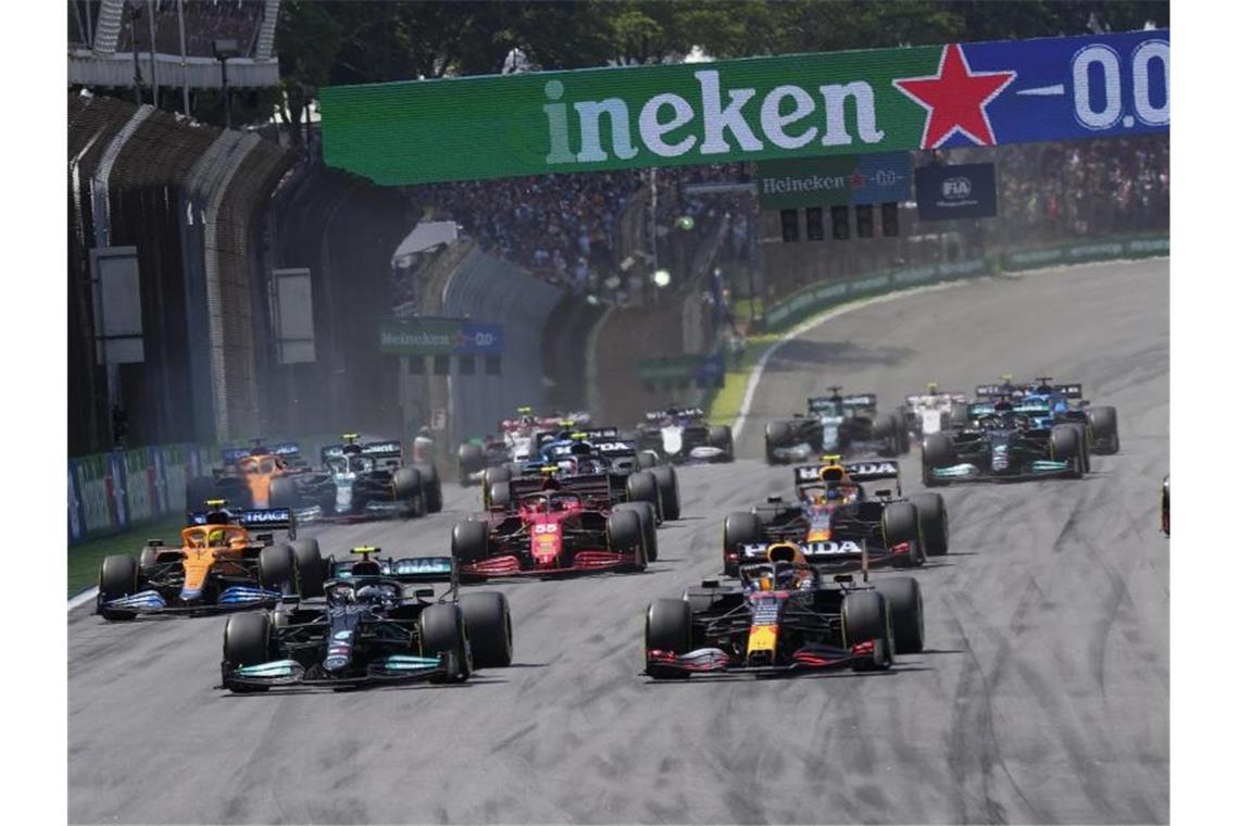 Hamilton schlägt in São Paulo gegen Verstappen zurück Max Verstappen (r) zieht zum Start des Rennens an Valtteri Bottas (l) vorbei. Foto: Andre Penner/AP/dpa