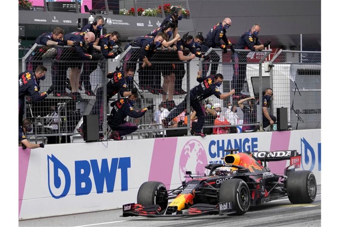Max Verstappen scheint auf dem Weg zum WM-Titel in der Formel 1 derzeit nicht aufzuhalten zu sein. Foto: Darko Vojinovic/AP/dpa