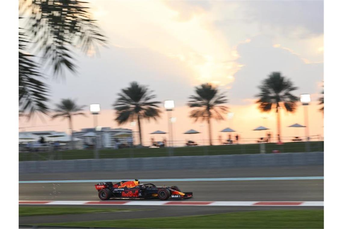 Max Verstappen startet beim Saisonfinale von der Pole. Foto: Giuseppe Cacace/Pool AFP/AP/dpa