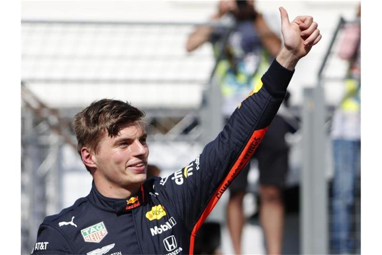 Max Verstappen vom Team Aston Martin Red Bull Racing freut sich nach der Qualifikation über seine erste Poleposition. Foto: L. Balogh/AP