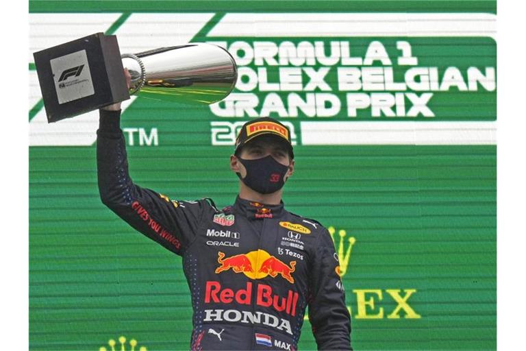 Max Verstappen vom Team Red Bull Racing hält den Pokal. Foto: Francisco Seco/AP/dpa