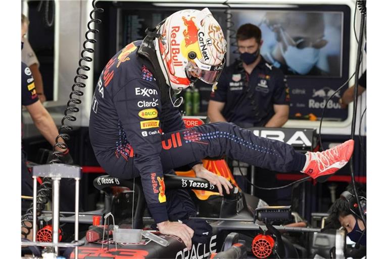 Max Verstappen vom Team Red Bull steigt nach dem Training aus seinem Auto. Foto: Darron Cummings/AP/dpa