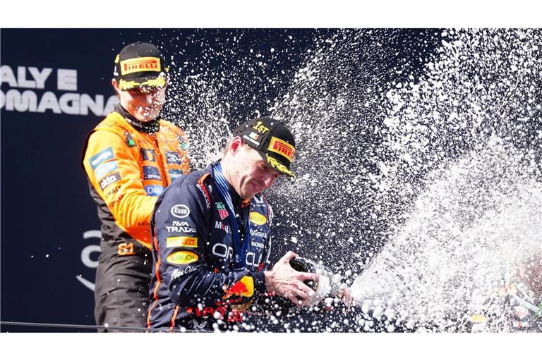 Max Verstappen (vorn) lieferte in Imola eine Lehrstunde für Oscar Piastri.