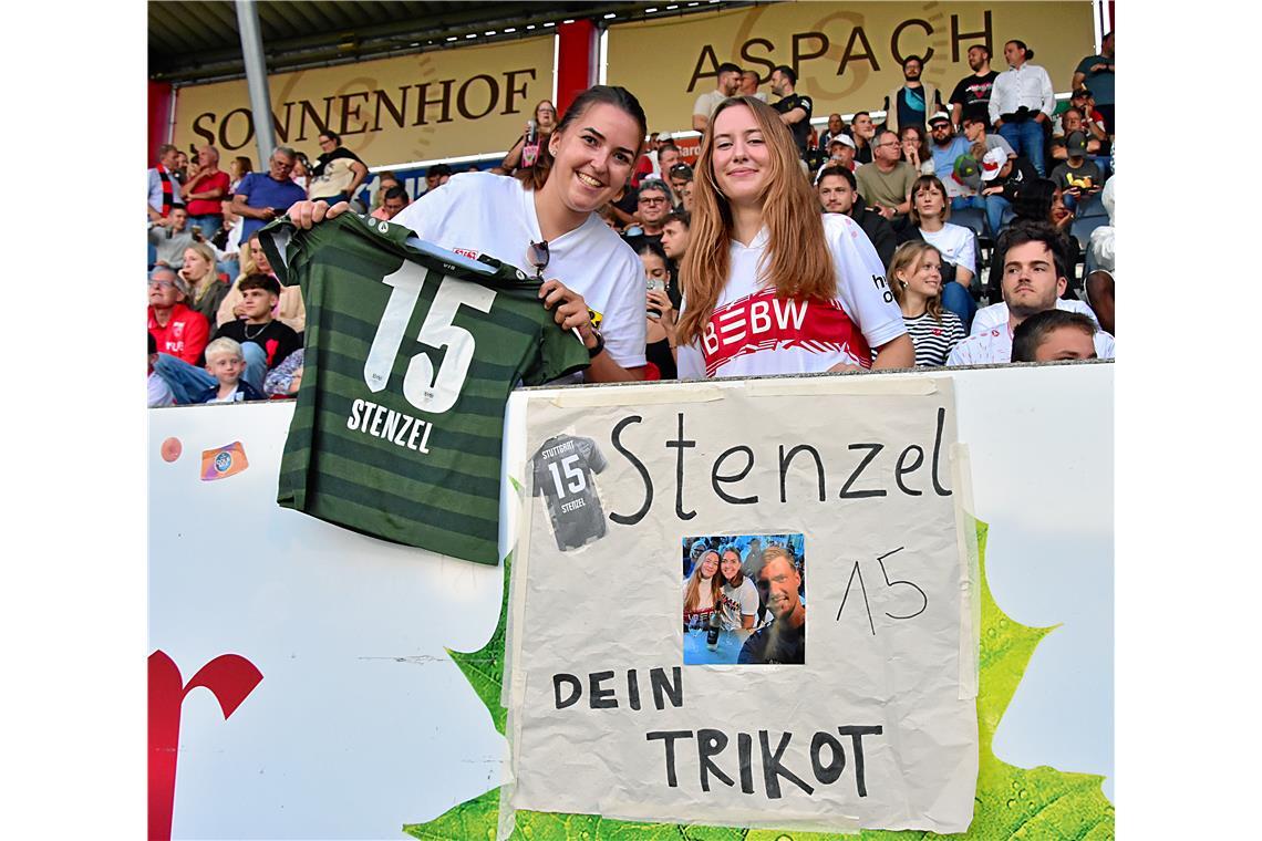 Maxi Graser (links) und Julia Pauls sind dunkelrote VfB-Fans - und ganz besonder...