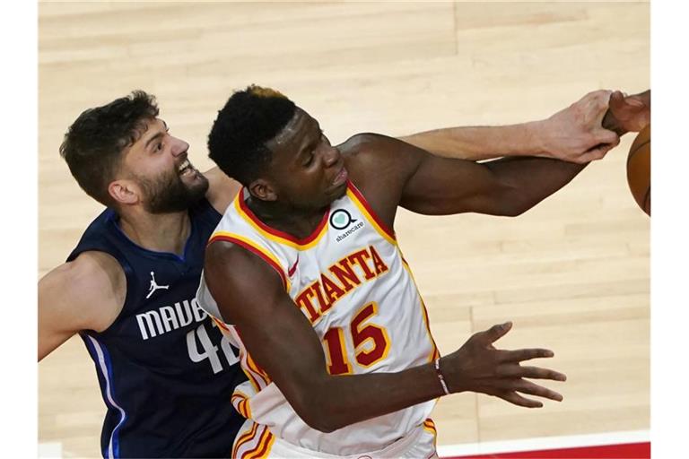 Maxi Kleber (l) feierte mit den Dallas Mavericks einen Sieg gegen die Atlanta Hawks.. Foto: John Bazemore/AP/dpa
