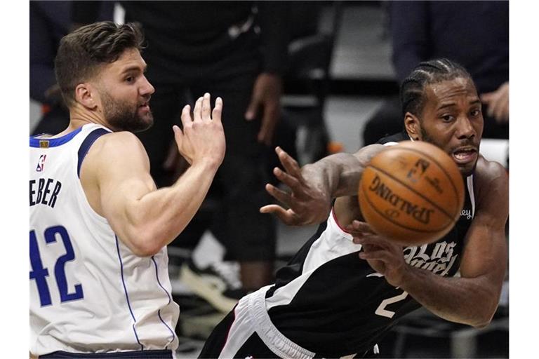 Maxi Kleber (l) und die Dallas Mavericks sind gegen die Los Angeles Clippers ausgeschieden. Foto: Mark J. Terrill/AP/dpa