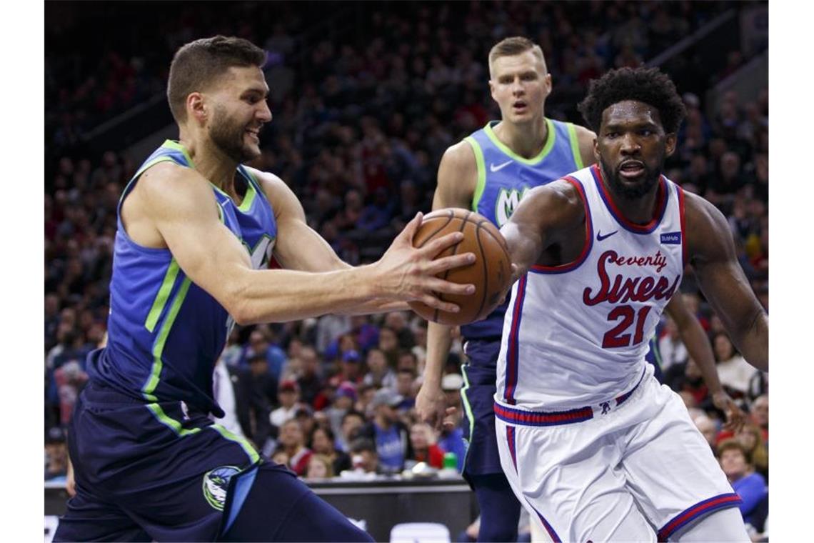Kleber feiert Weihnachten via Facetime - Theis im Einsatz Maxi Kleber (l) von Dallas Mavericks feiert Weihnachten via Facetime. Foto: Chris Szagola/AP/dpa