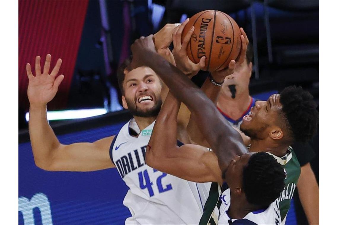 Maxi Kleber (l) von den Dallas Mavericks in Aktion gegen Giannis Antetokounmpo (M) von den Milwaukee Bucks. Foto: Kevin C. Cox/Pool Getty Images/AP/dpa