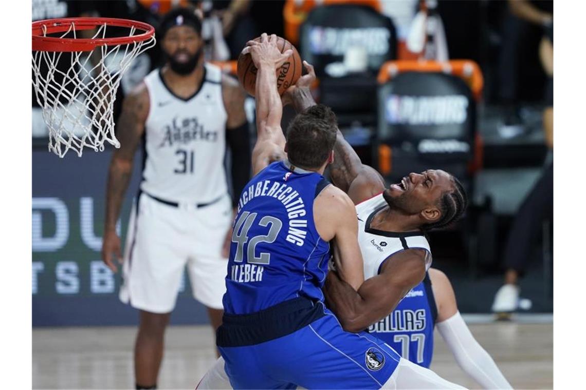 Maxi Kleber (l) von den Dallas Mavericks in Aktion gegen Kawhi Leonard von den Los Angeles Clippers. Foto: Ashley Landis/Pool AP/dpa