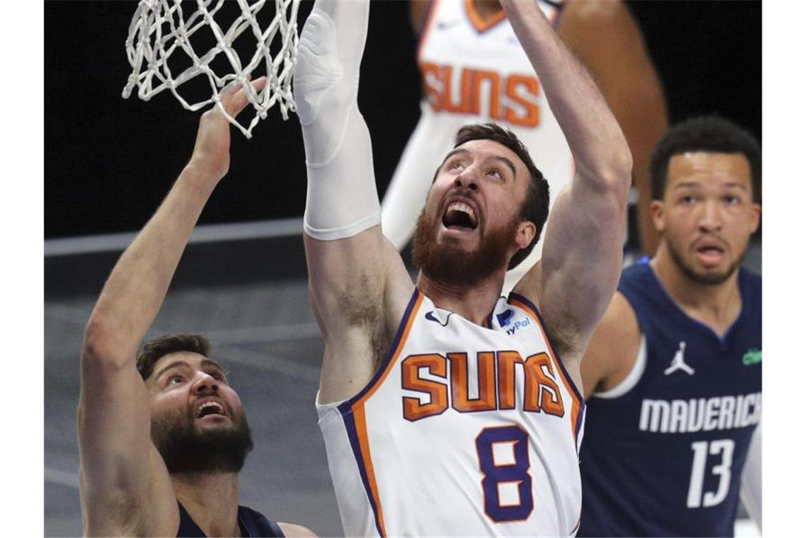 Maxi Kleber (l) von den Dallas Mavericks versucht, Frank Kaminsky (M) von den Phoenix Suns zu blocken. Foto: Richard W. Rodriguez/AP/dpa
