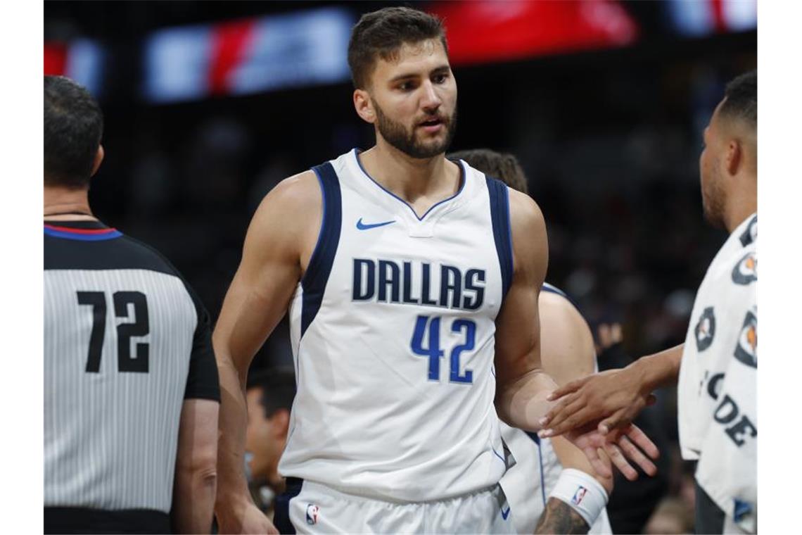 Maxi Kleber (M) erzielte beim Sieg gegen Orlando 14 Punkte. Foto: David Zalubowski/AP/dpa