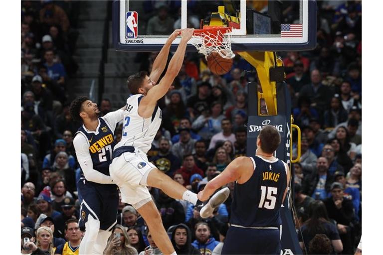 Maxi Kleber (M.) von den Dallas Mavericks beim Dunking. Foto: David Zalubowski/AP/dpa
