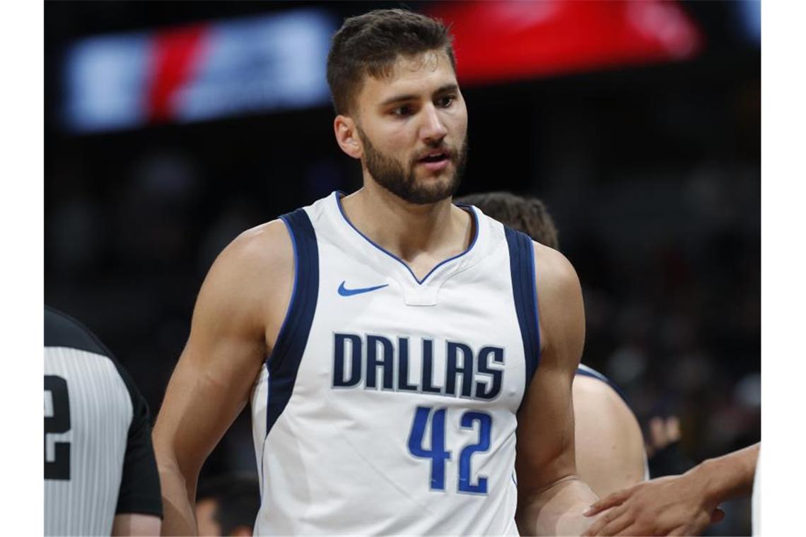 Maxi Kleber (M) von den Dallas Mavericks. Kleber stört sich nicht an der möglicherweise wochenlangen Quarantäne in Florida. Foto: David Zalubowski/AP/dpa