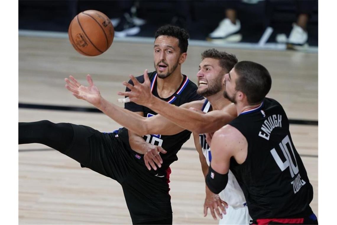 NBA: Theis mit bestem Playoff-Spiel der Karriere - Mavs-Aus Maxi Kleber (M) von den Dallas Mavericks versucht sich gegen Landry Shamet (l) und Ivica Zubac (r) von den Los Angeles Clippers durchzusetzen. Foto: Ashley Landis/AP/dpa
