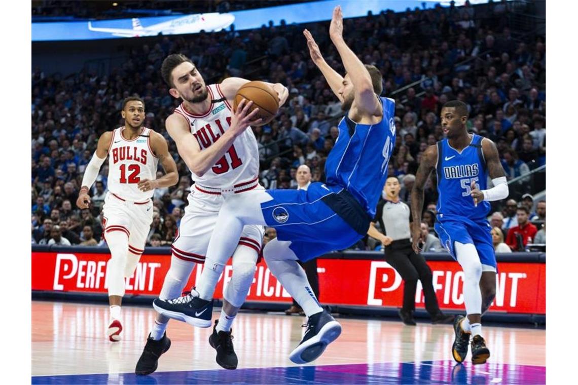Siege für Bonga und Kleber - Pleite für Schröder-Team Maxi Kleber (r) feierte mit den Dallas Mavericks einen Sieg gegen die Chicago Bulls. Foto: Sam Hodde/AP/dpa