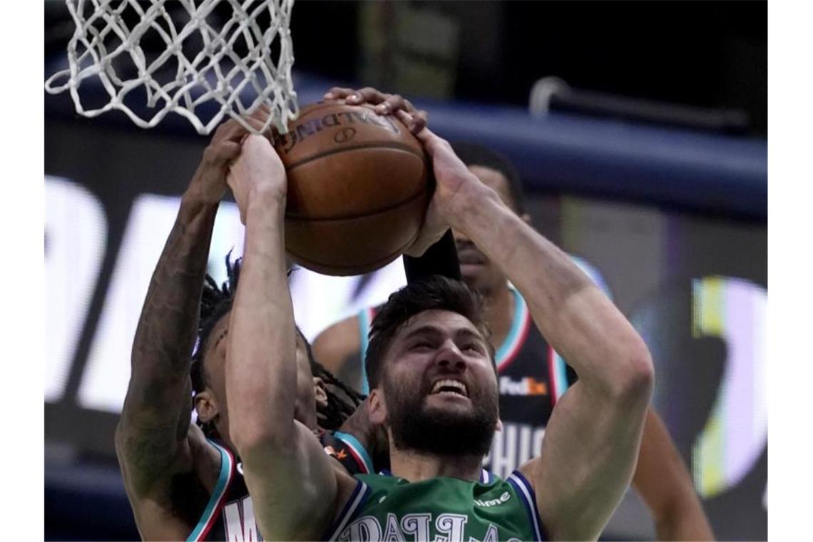 Maxi Kleber (v) verletzte sich beim NBA-Heimsieg der Dallas Mavericks gegen die Memphis Grizzlies am Fuß. Foto: Tony Gutierrez/AP/dpa